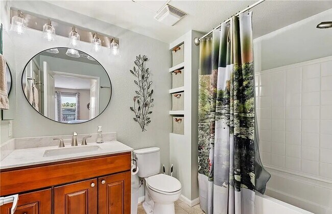 Building Photo - Bright & Spacious Unit with Natural Light