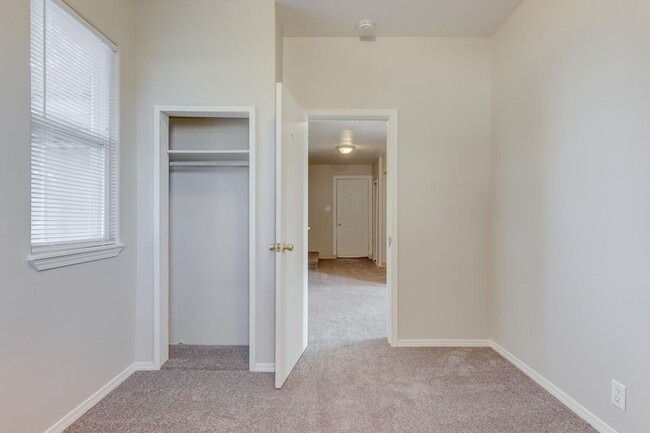 Building Photo - Dewey Duplex