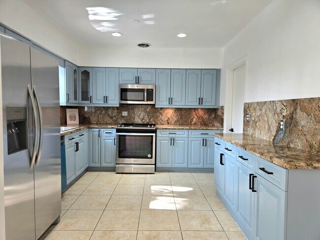 Building Photo - 806 N 31st Ct