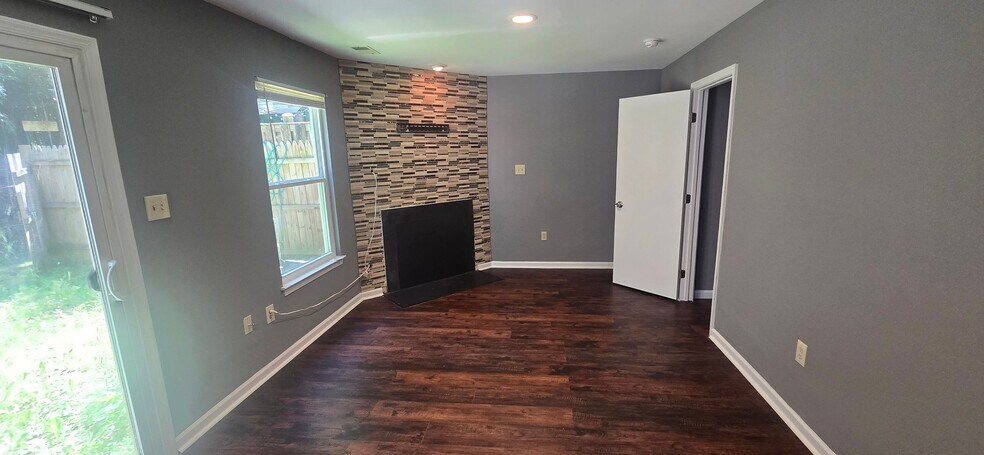 Building Photo - 14630 London Ln