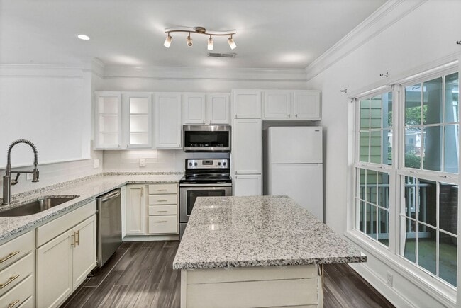 Building Photo - 302 Hampton Forest Drive