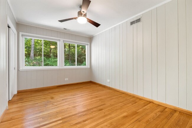 Building Photo - Prestine mid-century modern ranch minutes from Southpoint!- Application Pending