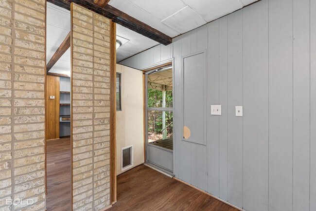 Building Photo - MOVE IN SPECIAL HALF OFF FIRST MONTHS RENT