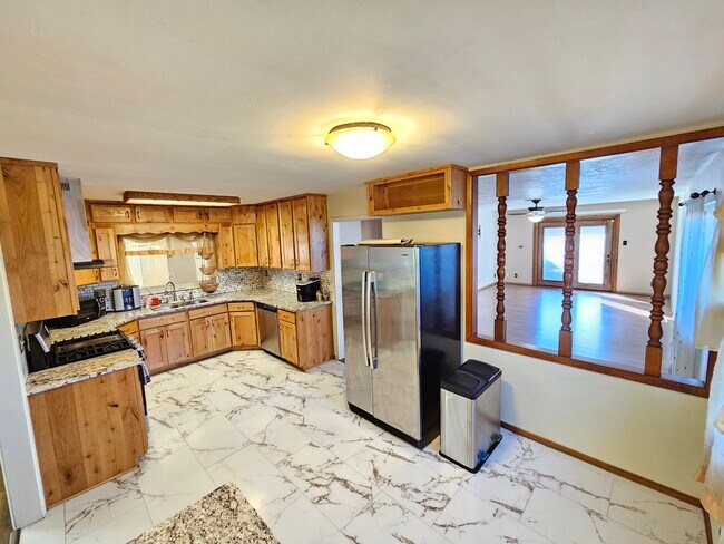 Kitchen - 10912 Woodland Ave NE