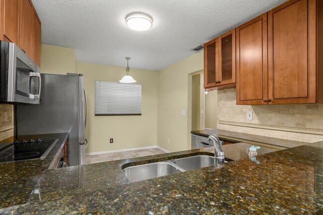 Building Photo - Berkshire Lakes, 2nd Floor, Corner Unit for Annual Lease