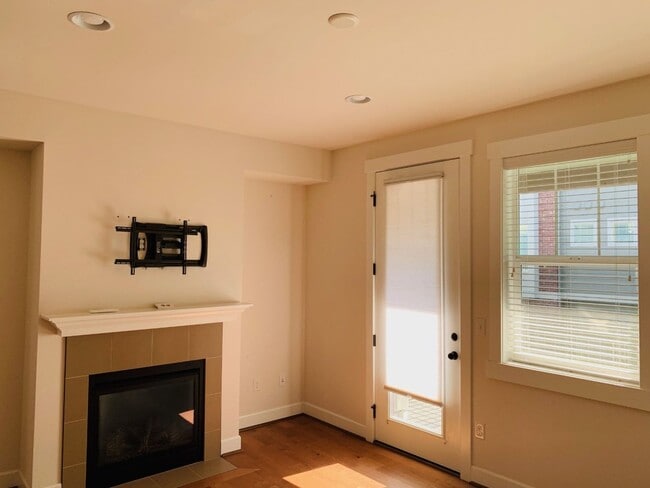 Building Photo - 3 bd 3 bath townhome Issaquah highlands