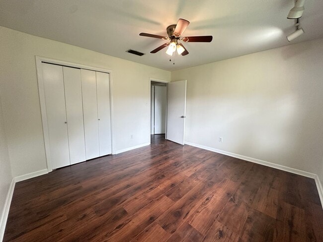 Building Photo - UPDATED IN TOWN SOUTH-LARGE 4/3 BRICK HOME-VERY NICE