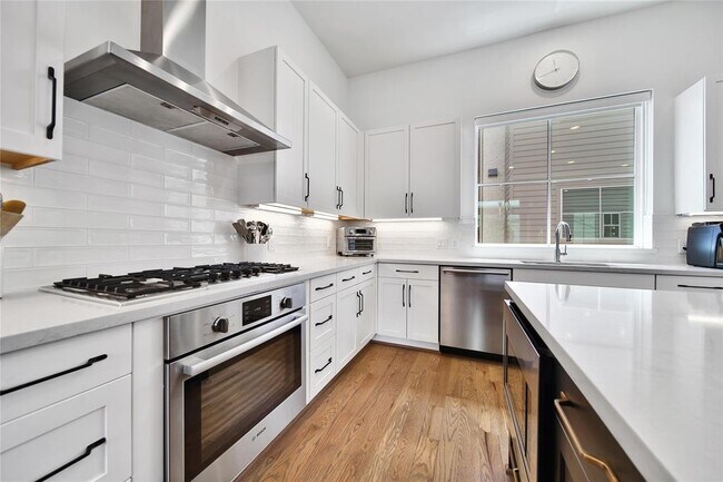 Building Photo - 806 Detering St