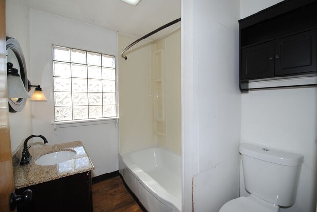 Building Photo - Spacious & centrally located 4 bed / 3 bath house FOR RENT
