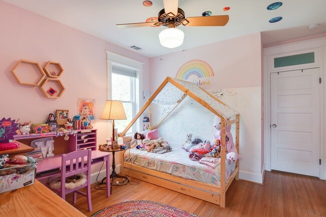 Building Photo - Unbeatable Family Home in the City w/ Park...
