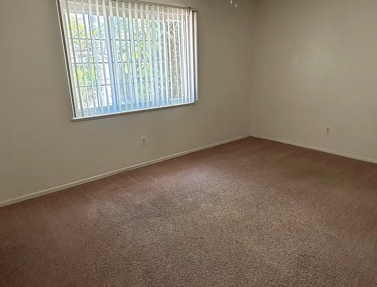 Building Photo - 4640 Clairemont Dr