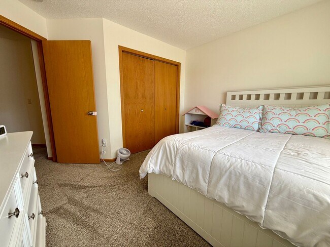 Building Photo - Lovely 3BR/3BA Otsego End Unit Townhome Available June!
