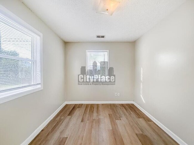 Building Photo - 2121 N Catherwood Ave