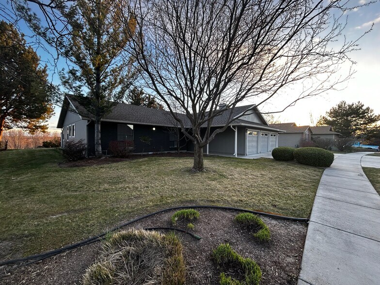 Building Photo - 454 N Pebble Beach Way