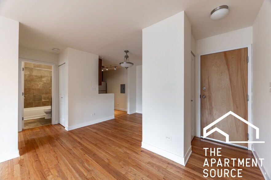 Building Photo - 628 W Wrightwood Ave