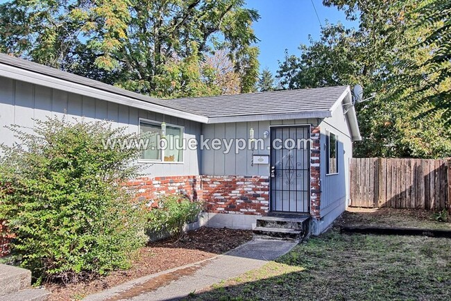 Building Photo - Newly Remodeled  2 Bed, 1 Bath Duplex with...