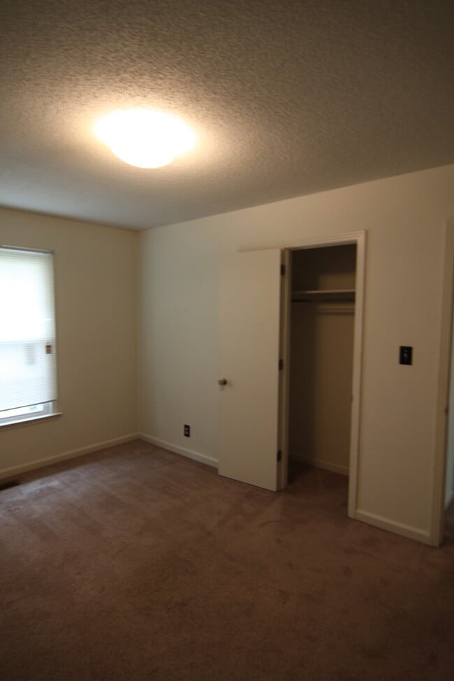 Building Photo - 4 Bedroom Pet Friendly Home For Rent Near Post!