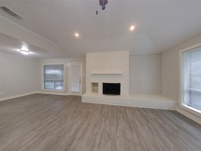 Building Photo - 120 WoodCrest Dr