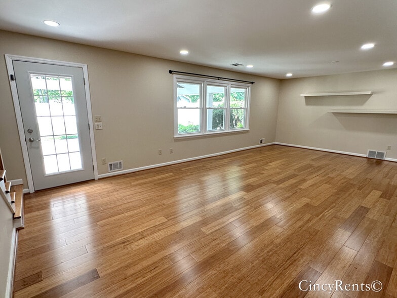 Building Photo - 6463 Oldbarn Ct