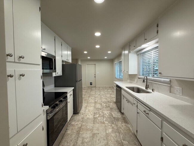 Building Photo - Newly renovated single story in Greenwood Estates!