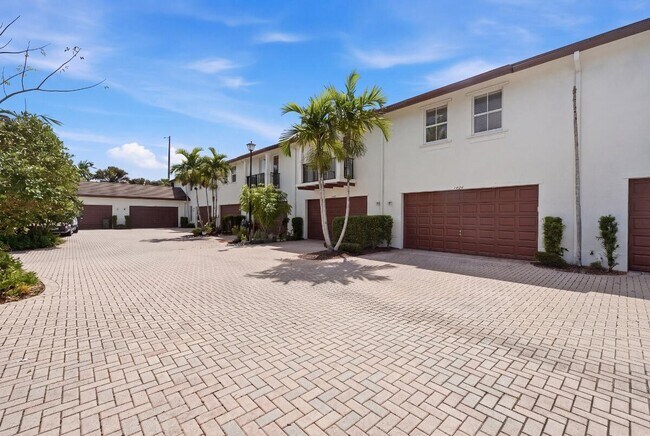 Building Photo - 4501 Mimosa Terrace