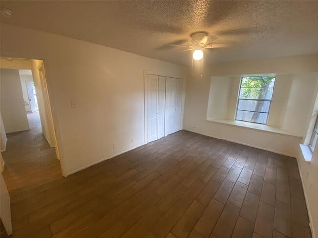 Building Photo - Large 2/2 duplex with a 2 car carport