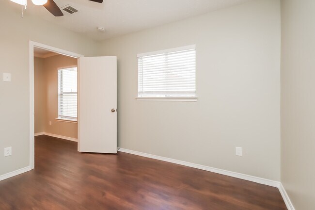 Building Photo - 9411 Spindlewood Dr