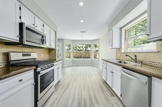 Building Photo - 15316 Ecorio Dr