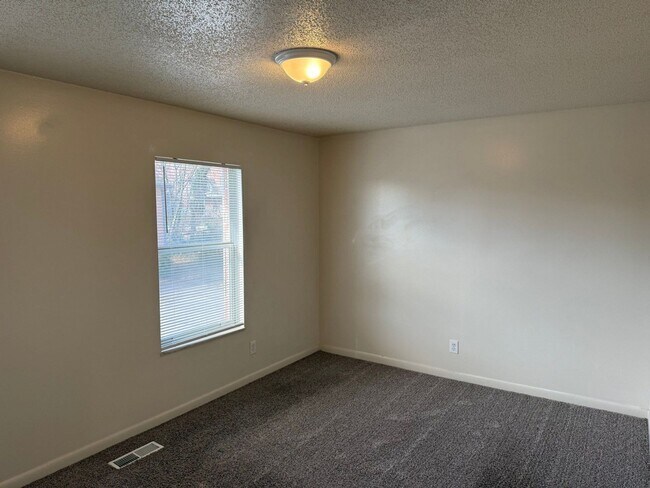 Building Photo - 1105 W Parkway Ave