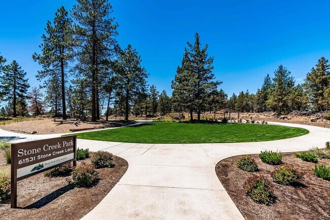Building Photo - Gorgeous home in SE Bend with pool access ...