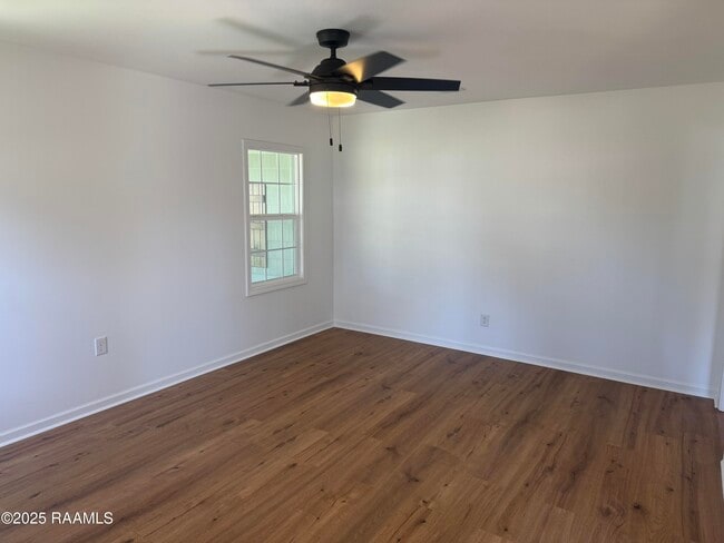 Building Photo - 216 Longview Dr