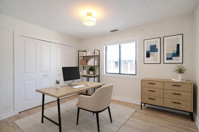 Building Photo - 2740 W Farragut Ave