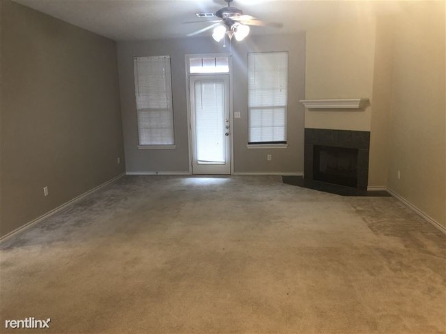 Building Photo - 1 br, 1.5 bath Condo - Oaks of Villa Maria...