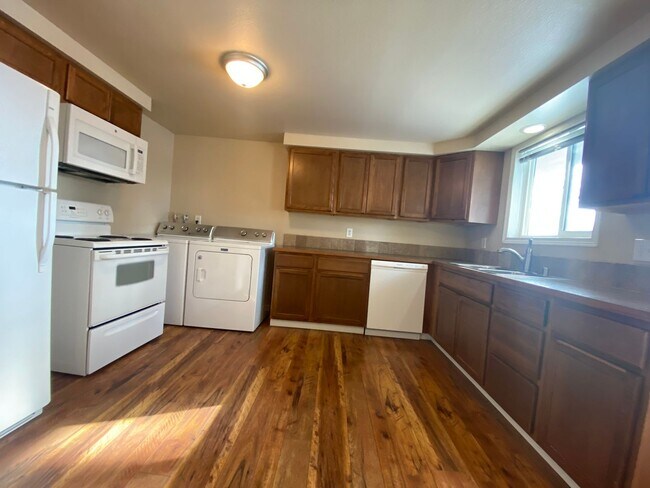 Building Photo - Move-in special!  One month free rent! 2-bedroom 1 bath Great Spokane Valley Location-New carpet ...