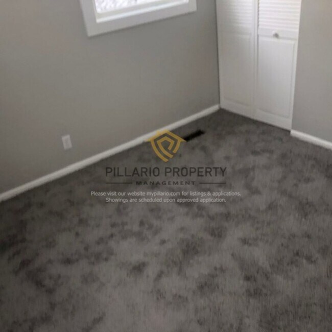 Building Photo - 4-Bedroom Home with Spacious Kitchen & Detached Garage, Available NOW!