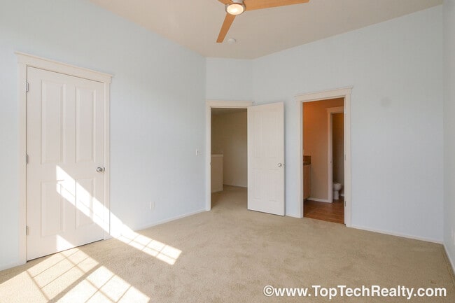 Building Photo - Fabulous 3 BD* 2.5 BA In Popular Arbor Reserve Townhome Community! **Minutes From Tanasbourne Sho...