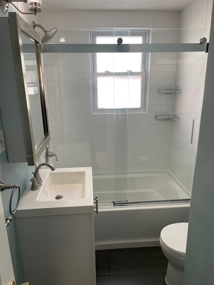 Building Photo - 5 8th Ave