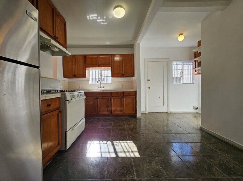 Building Photo - 2623 Hillcrest Dr