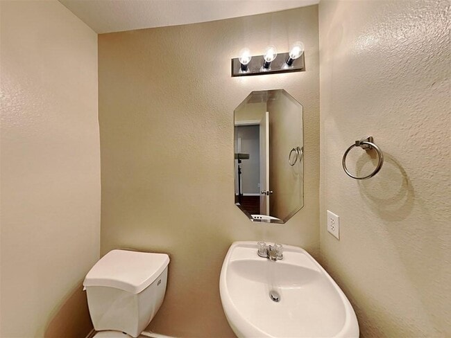 Building Photo - 3510 Avalon Castle Dr