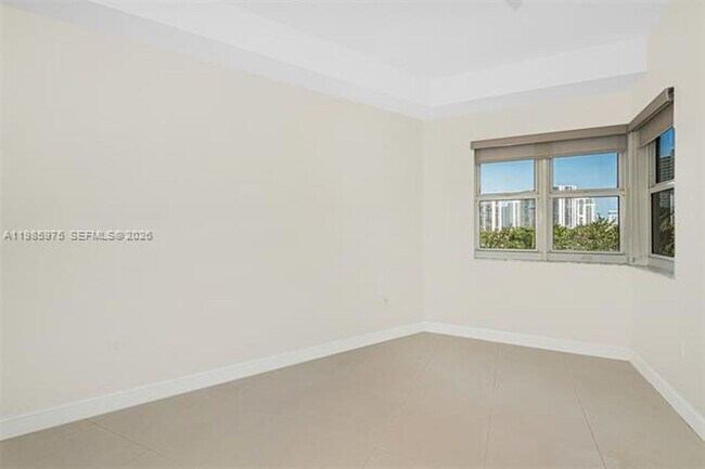 Building Photo - 20000 E Country Club Dr