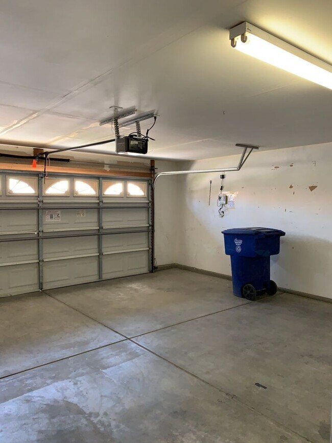 Building Photo - River Oaks Area Stockdale Highway & Buena Vista 93311 4+2 $2600