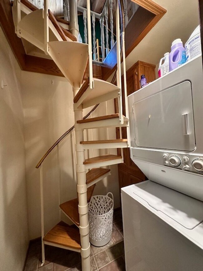 Building Photo - True Skier's Condo! Available for a Season...