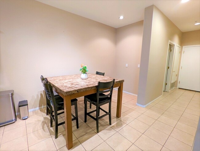 Building Photo - 2241 E Pinchot Ave