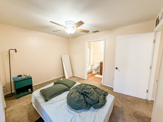 Building Photo - Windsor Park #924