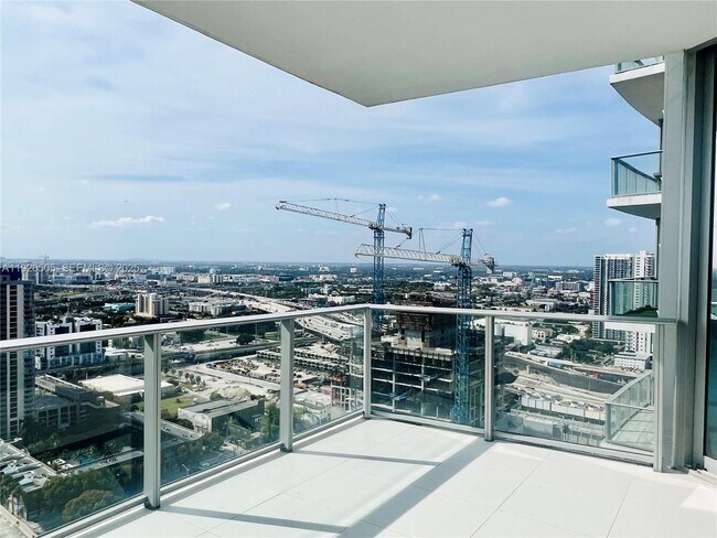 Building Photo - 851 NE 1st Ave