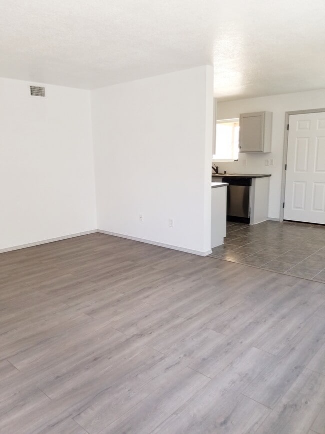 Building Photo - Beautiful 3 bedroom 2 bath in SW