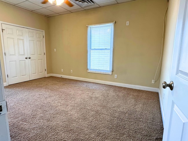 Building Photo - Upper Level Apartment in Wyndhurst with Gr...