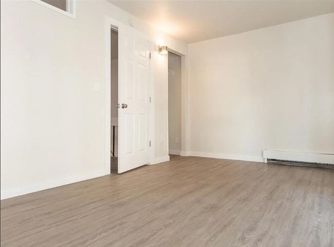 Building Photo - FALL PRE-LEASING! 3 Bed 1.5 Bath Condo on ...