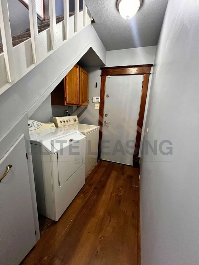 Building Photo - 424 SW Fillmore St