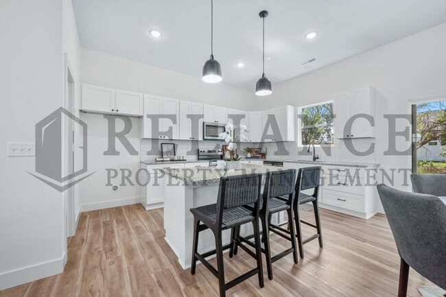 Building Photo - 613 Elmwood St